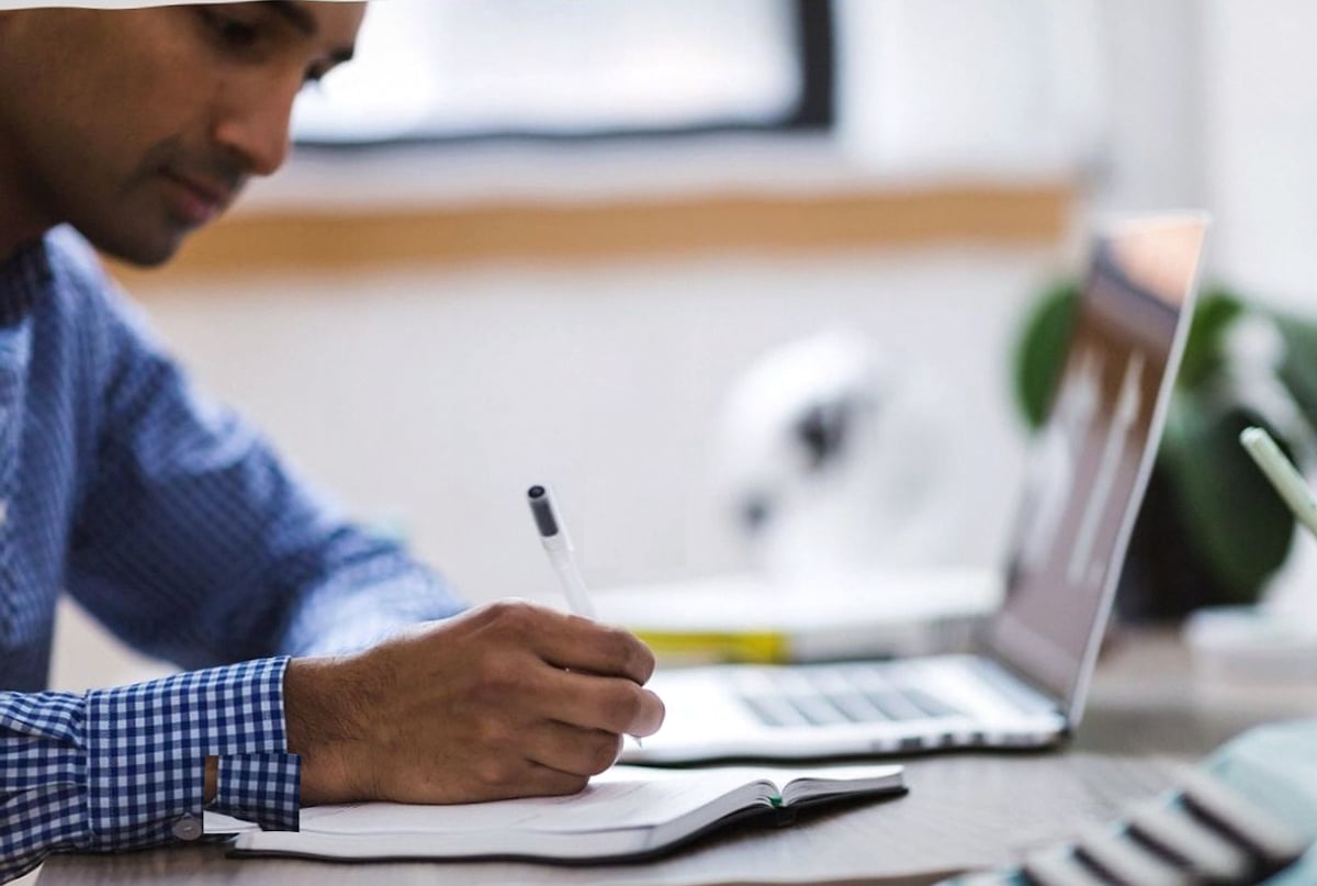 Docente che mostra l'architettura di un'applicazione sulla lavagna